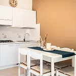 Appartamento Tastefully Furnished Flat With Lateral Sea View