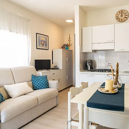Tastefully Furnished Flat With Lateral Sea View Appartamento