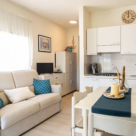 Cozy Flat With Lateral Sea View In Apartment