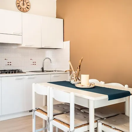 Appartement Tastefully Furnished Flat With Lateral Sea View